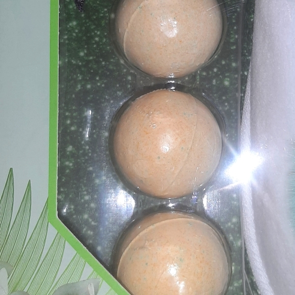 9-Piece Slipper Gift Set "Enriched Eucalyptus" NWT - Picture 3 of 8